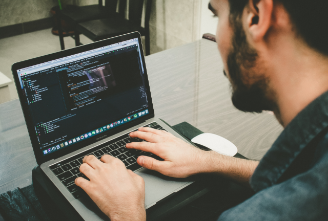 PCでコードを描く男性